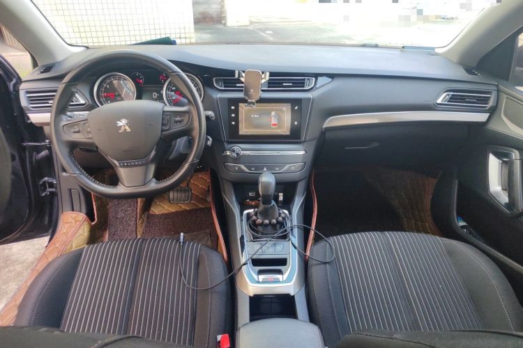 Used Peugeot 408 2016 1.6T Automatic Luxury Edition Center Console