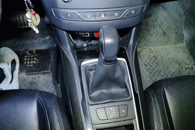 Used Peugeot 408 2016 1.6T Automatic Luxury Edition Gear Lever