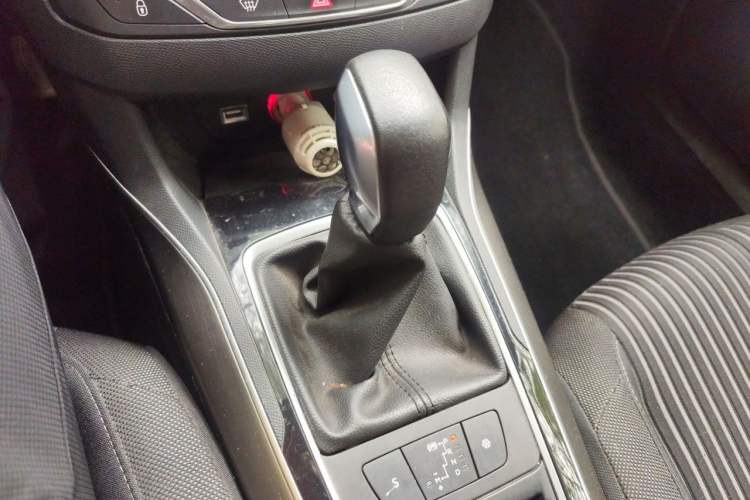 Used Peugeot 408 2016 1.6T Automatic Luxury Edition Gear Lever
