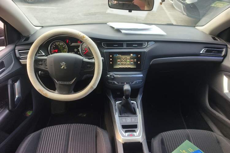 Used Peugeot 408 2016 1.6T Automatic Luxury Edition Center Console
