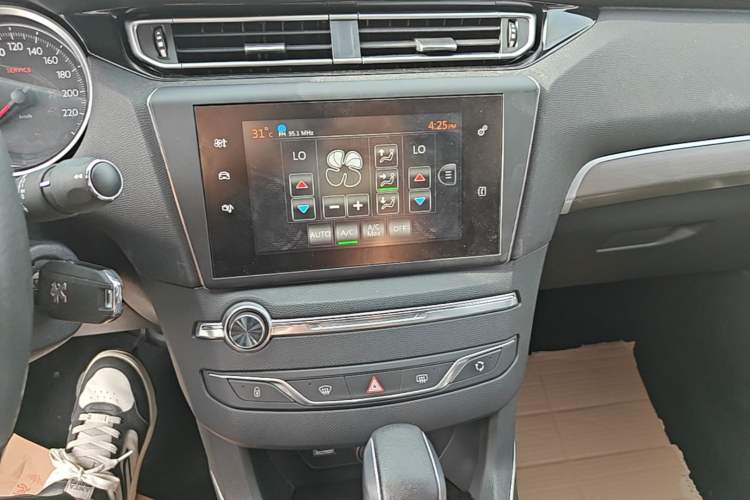 Used Peugeot 408 2016 1.6T Automatic Luxury Edition Audio And AC Panel