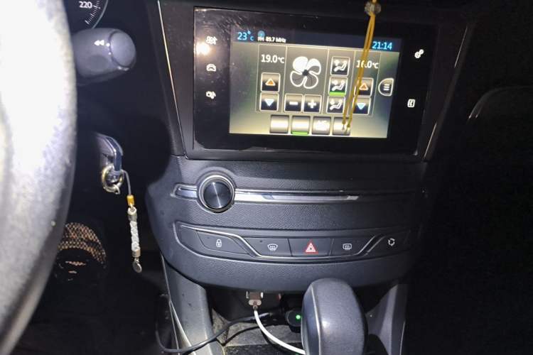 Used Peugeot 408 2016 1.6T Automatic Luxury Edition Audio And AC Panel