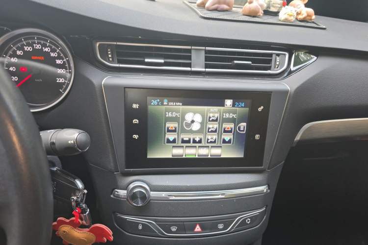 Used Peugeot 408 2016 1.6T Automatic Luxury Edition Audio And AC Panel