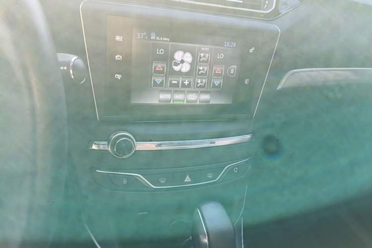 Used Peugeot 408 2016 1.6T Automatic Luxury Edition Audio And AC Panel