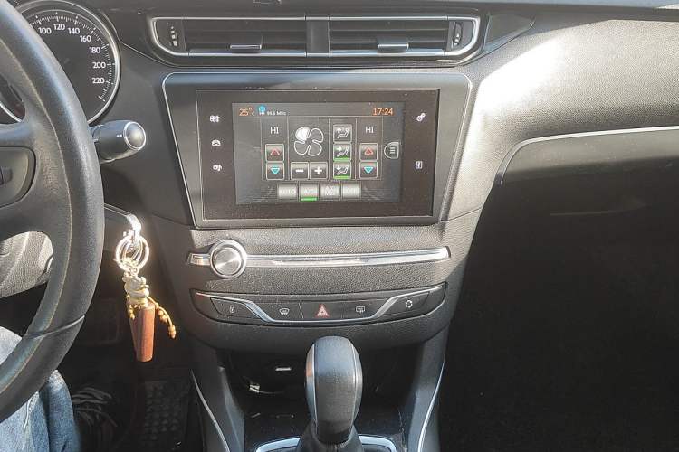 Used Peugeot 408 2016 1.6T Automatic Luxury Edition Audio And AC Panel