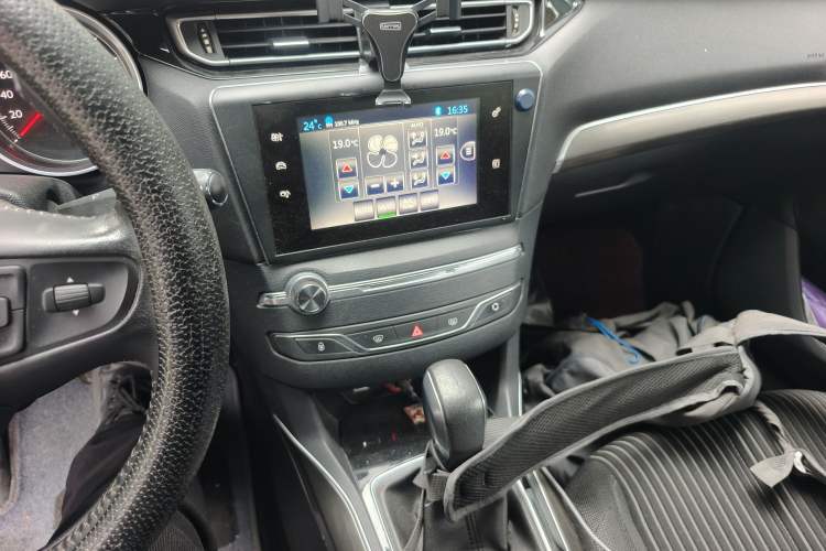 Used Peugeot 408 2016 1.6T Automatic Luxury Edition Audio And AC Panel