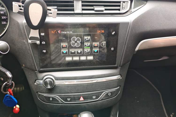 Used Peugeot 408 2016 1.6T Automatic Luxury Edition Audio And AC Panel