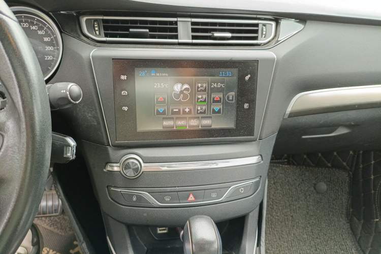 Used Peugeot 408 2016 1.6T Automatic Luxury Edition Audio And AC Panel