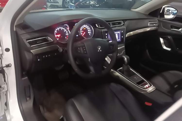 Used Peugeot 408 2016 1.6T Automatic Luxury Edition Center Console