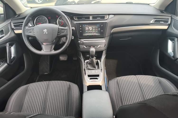 Used Peugeot 408 2016 1.6T Automatic Luxury Edition Center Console