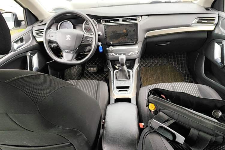 Used Peugeot 408 2016 1.6T Automatic Luxury Edition Center Console