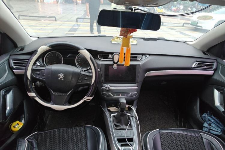 Used Peugeot 408 2016 1.6T Automatic Luxury Edition Center Console
