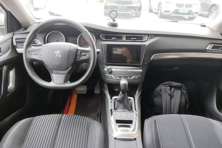 Used Peugeot 408 2016 1.6T Automatic Luxury Edition Center Console