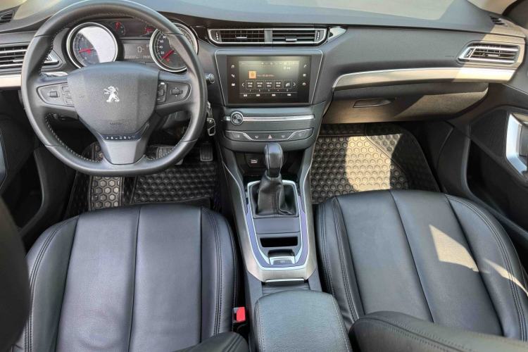 Used Peugeot 408 2016 1.6T Automatic Luxury Edition Center Console