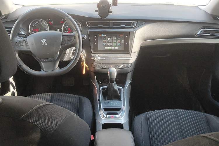 Used Peugeot 408 2016 1.6T Automatic Luxury Edition Center Console