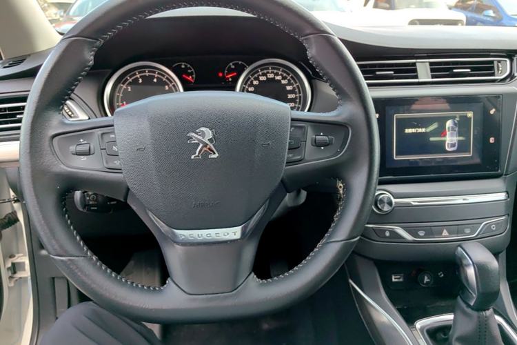 Used Peugeot 408 2016 1.6T Automatic Luxury Edition Center Console