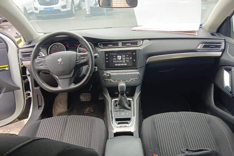 Used Peugeot 408 2016 1.6T Automatic Luxury Edition Center Console