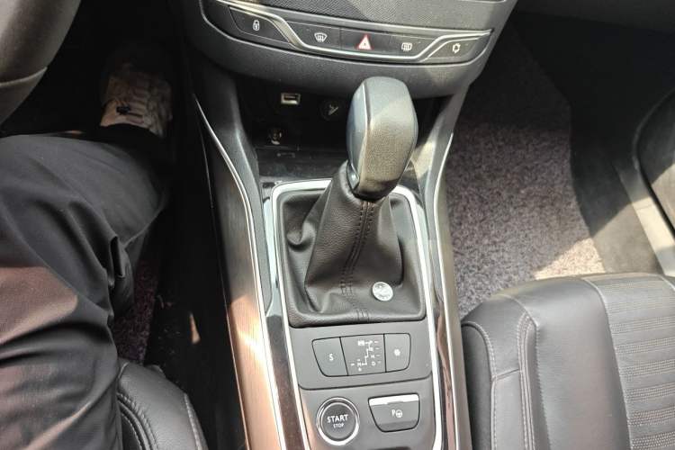 Used Peugeot 408 2016 1.6T Automatic Luxury Edition Gear Lever