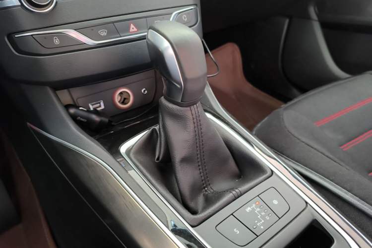 Used Peugeot 408 2016 1.6T Automatic Luxury Edition Gear Lever