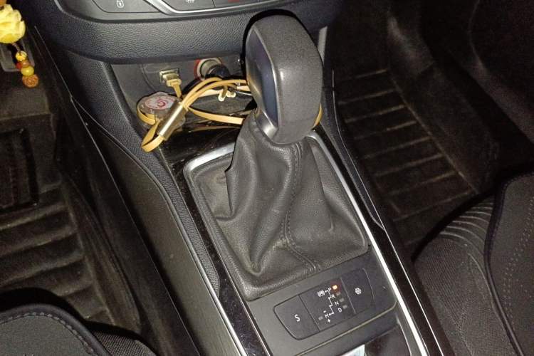 Used Peugeot 408 2016 1.6T Automatic Luxury Edition Gear Lever