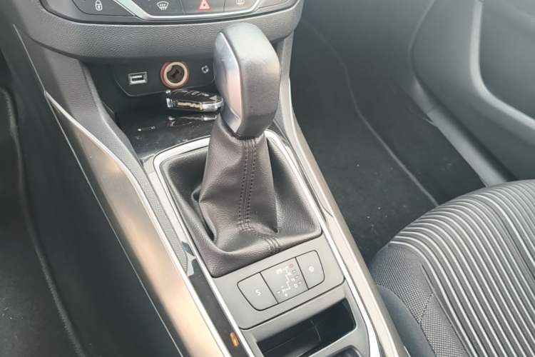 Used Peugeot 408 2016 1.6T Automatic Luxury Edition Gear Lever