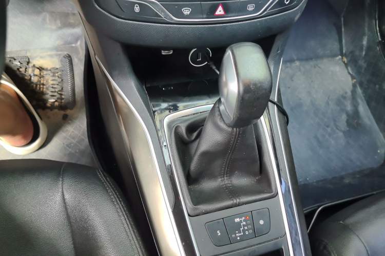 Used Peugeot 408 2016 1.6T Automatic Luxury Edition Gear Lever