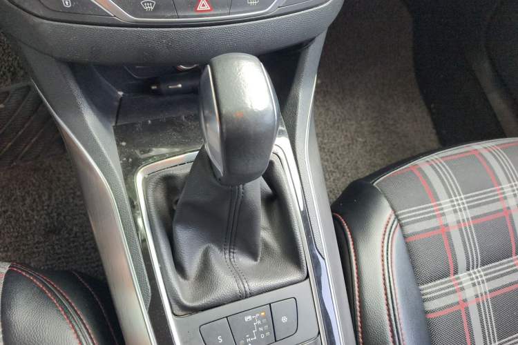 Used Peugeot 408 2016 1.6T Automatic Luxury Edition Gear Lever