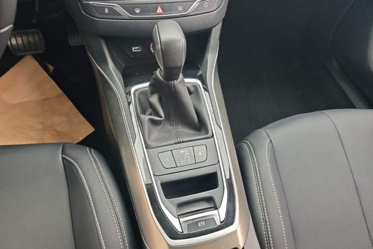 Used Peugeot 408 2016 1.6T Automatic Luxury Edition Gear Lever