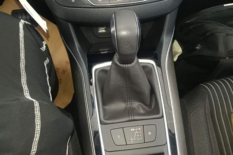 Used Peugeot 408 2016 1.6T Automatic Luxury Edition Gear Lever