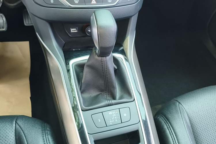 Used Peugeot 408 2016 1.6T Automatic Luxury Edition Gear Lever