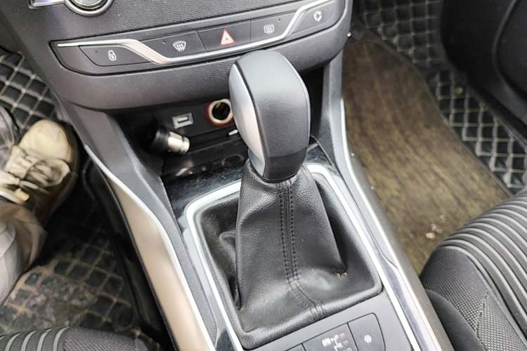 Used Peugeot 408 2016 1.6T Automatic Luxury Edition Gear Lever