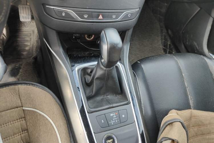 Used Peugeot 408 2016 1.6T Automatic Luxury Edition Gear Lever