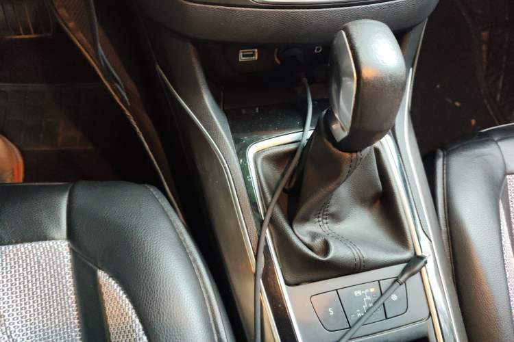 Used Peugeot 408 2016 1.6T Automatic Luxury Edition Gear Lever