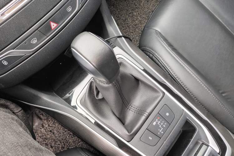 Used Peugeot 408 2016 1.6T Automatic Luxury Edition Gear Lever