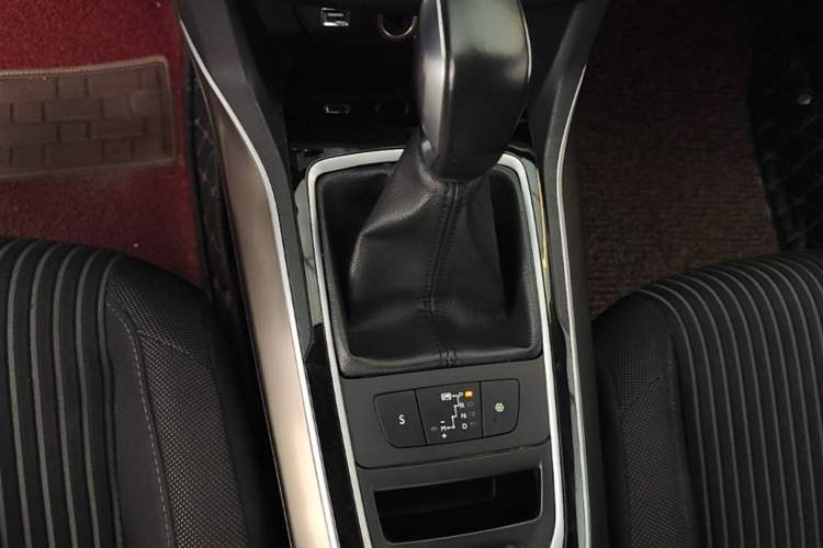 Used Peugeot 408 2016 1.6T Automatic Luxury Edition Gear Lever