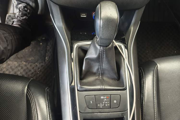 Used Peugeot 408 2016 1.6T Automatic Luxury Edition Gear Lever