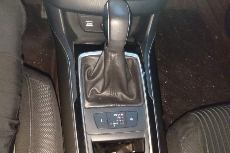 Used Peugeot 408 2016 1.6T Automatic Luxury Edition Gear Lever