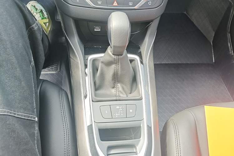 Used Peugeot 408 2016 1.6T Automatic Luxury Edition Gear Lever