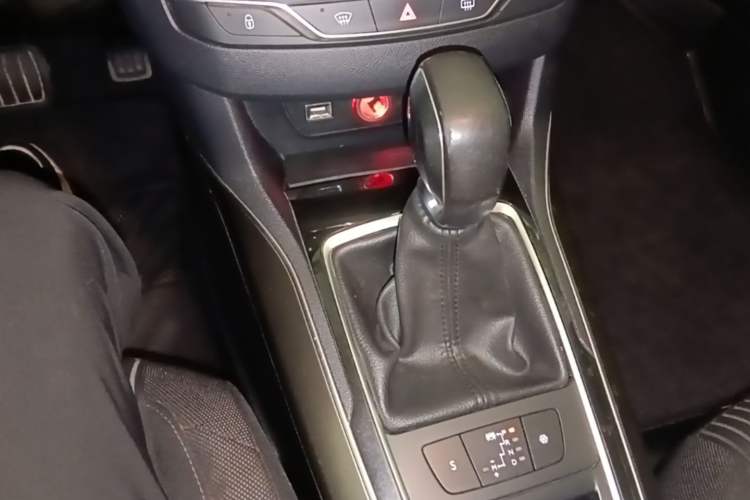 Used Peugeot 408 2016 1.6T Automatic Luxury Edition Gear Lever