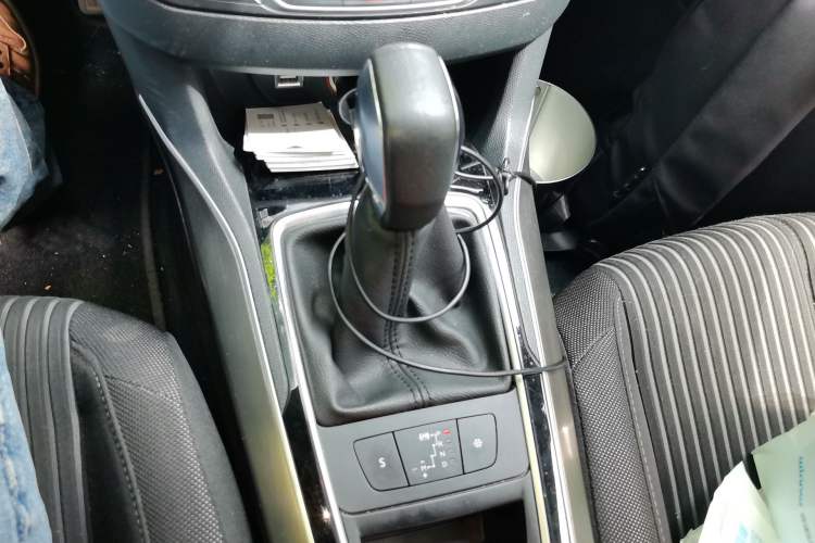 Used Peugeot 408 2016 1.6T Automatic Luxury Edition Gear Lever
