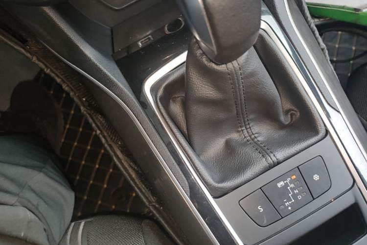Used Peugeot 408 2016 1.6T Automatic Luxury Edition Gear Lever