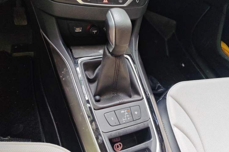 Used Peugeot 408 2016 1.6T Automatic Luxury Edition Gear Lever