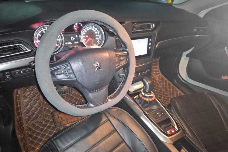 Used Peugeot 408 2018 Revised Version 1.8L Automatic Luxury Edition Center Console