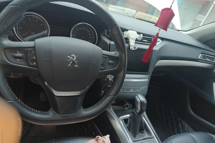 Used Peugeot 408 2018 350THP Automatic Luxury Edition Center Console