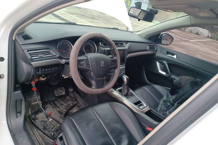 Used Peugeot 408 2018 350THP Automatic Luxury Edition Center Console