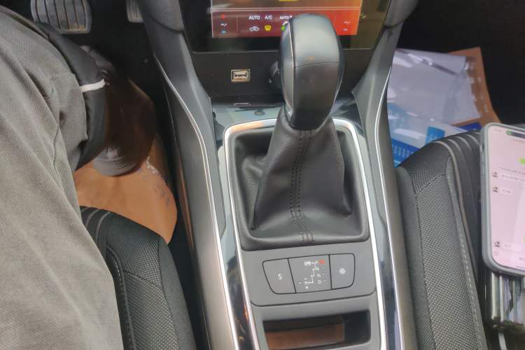 Used Peugeot 408 2018 Revised 350THP Automatic Luxury Edition Gear Lever