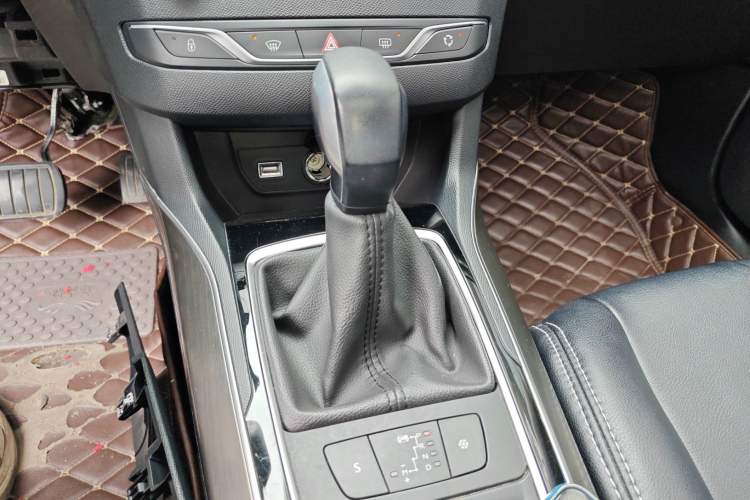 Used Peugeot 408 2018 Revised 350THP Automatic Luxury Edition Gear Lever