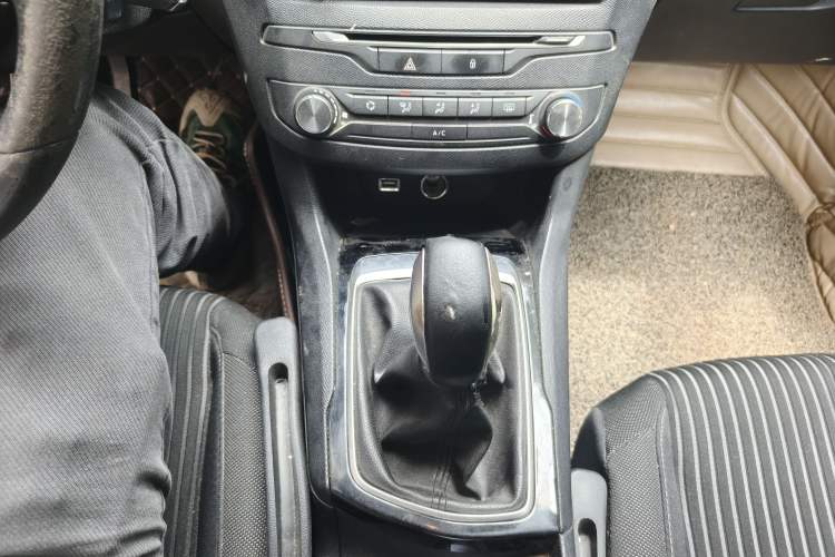 Used Peugeot 408 2018 Revised Version 1.8L Manual Leading Edition Gear Lever