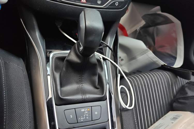 Used Peugeot 408 2018 350THP Automatic Luxury Edition Gear Lever
