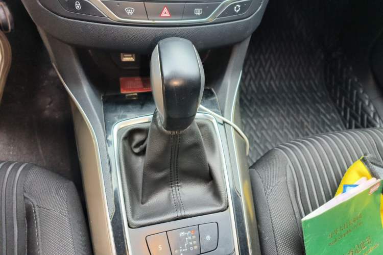 Used Peugeot 408 2018 Revised Version 1.8L Automatic Luxury Edition Gear Lever